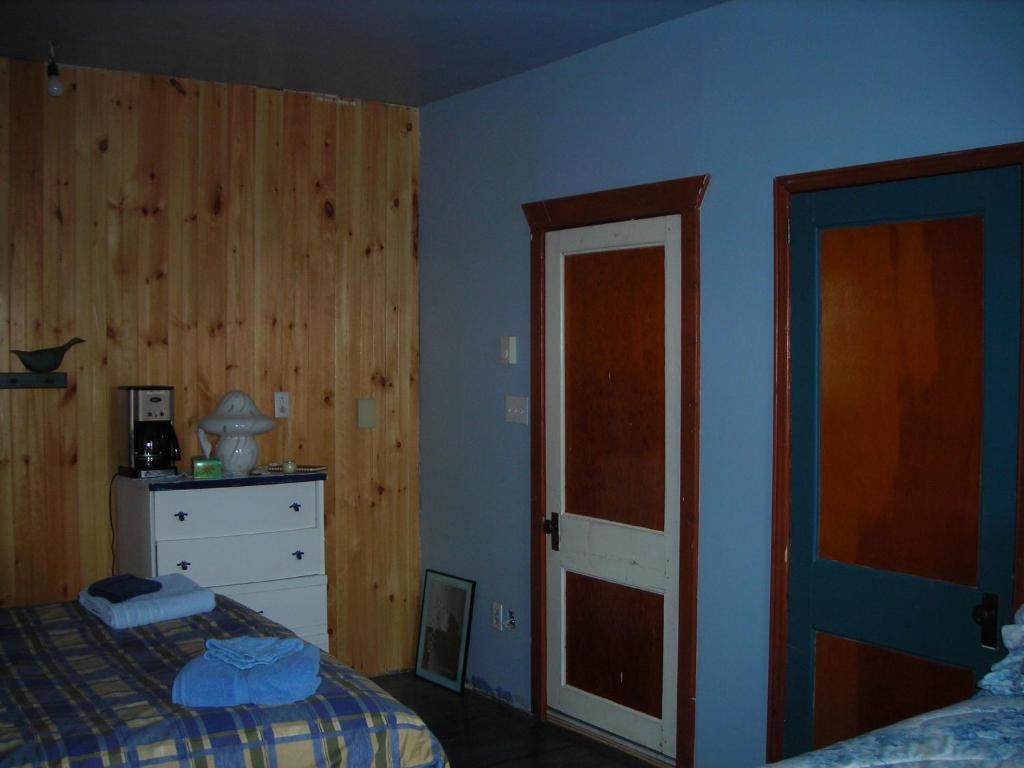 Des Hauteurs Et Cafe De La Place Bed & Breakfast Saint Zenon