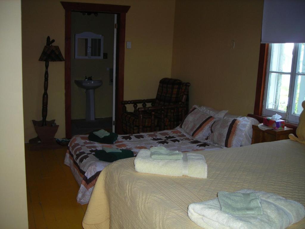 Bed & Breakfast Des Hauteurs Et Cafe De La Place Saint Zenon