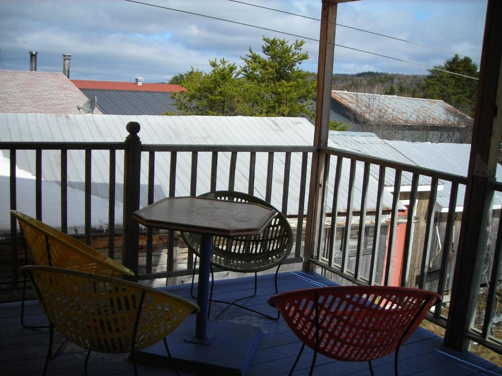 Des Hauteurs Et Cafe De La Place Bed & Breakfast