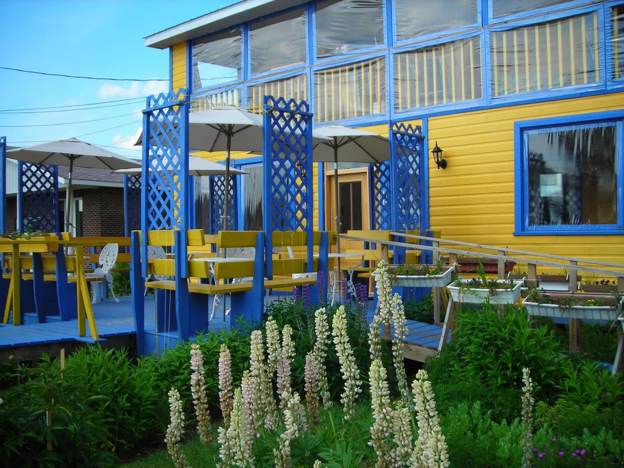 Des Hauteurs Et Cafe De La Place Bed & Breakfast Saint Zenon