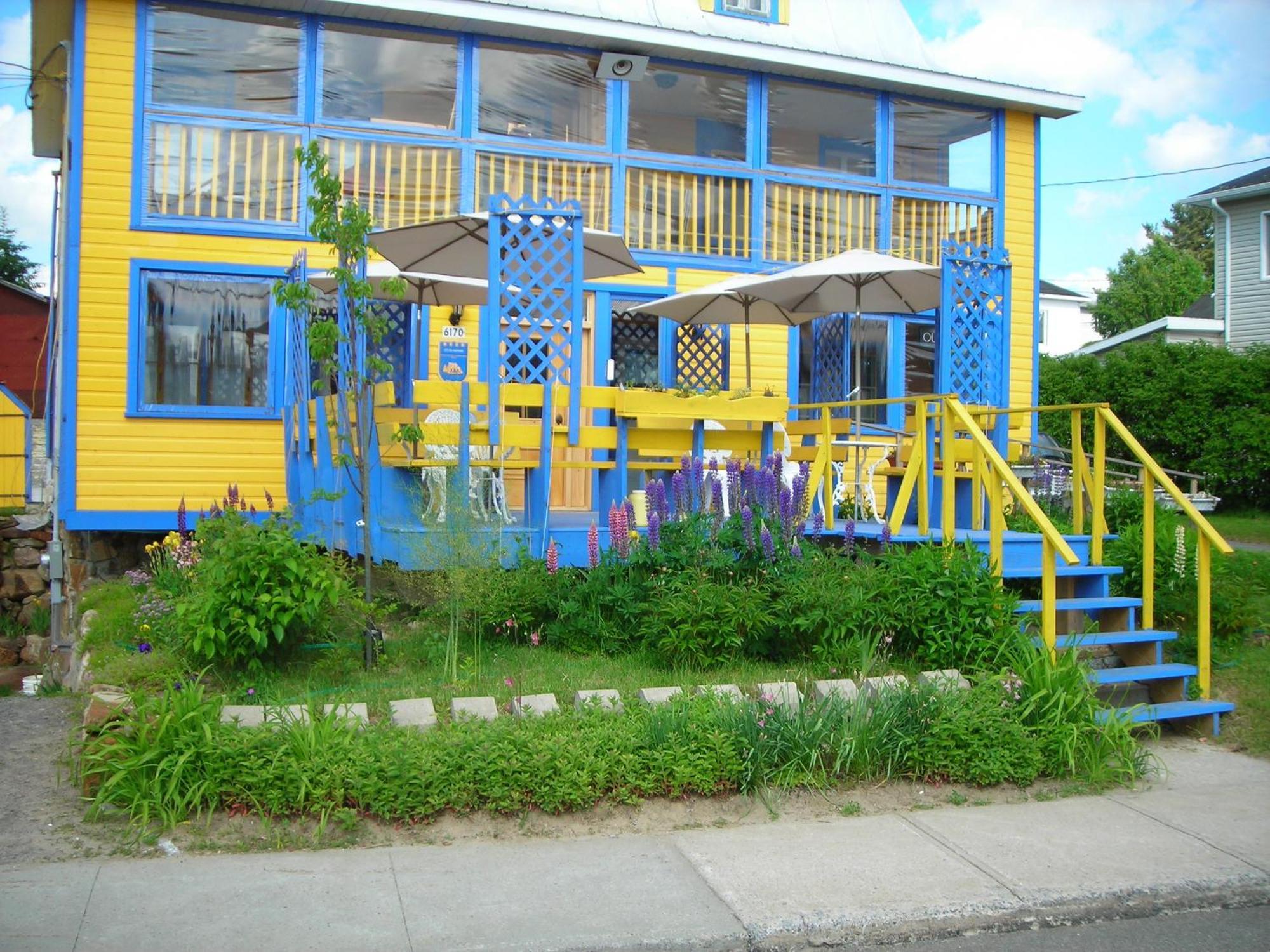Bed & Breakfast Des Hauteurs Et Cafe De La Place Saint Zenon