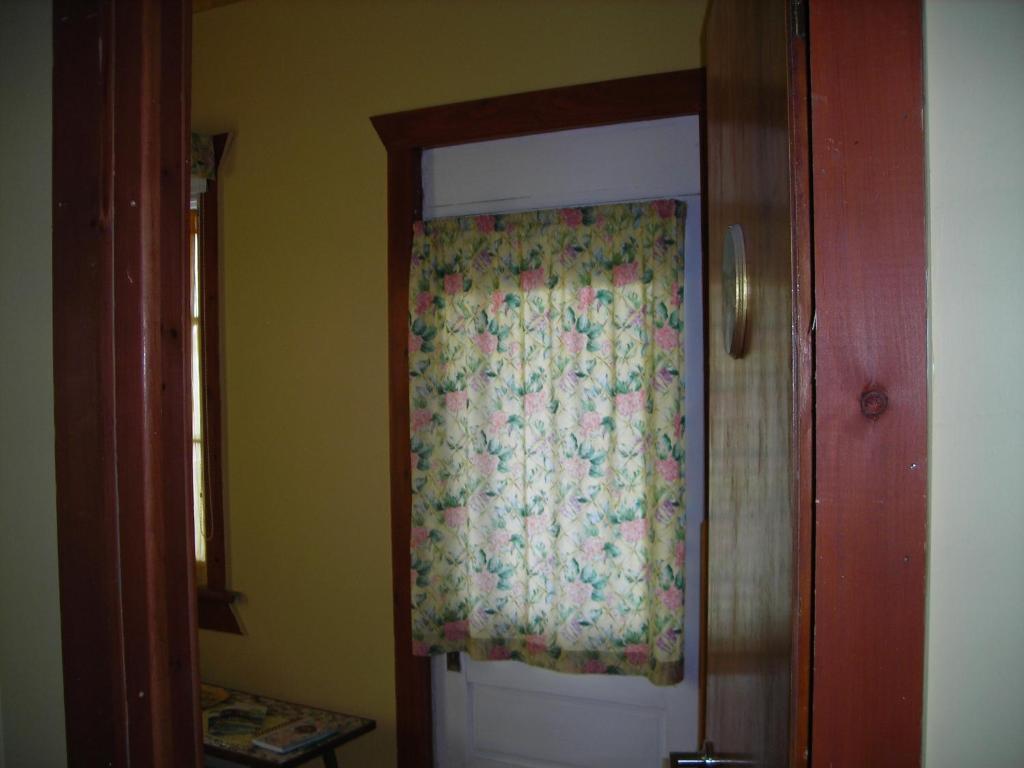 Des Hauteurs Et Cafe De La Place Bed & Breakfast Saint Zenon