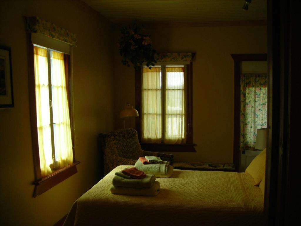 Des Hauteurs Et Cafe De La Place Bed & Breakfast Saint Zenon