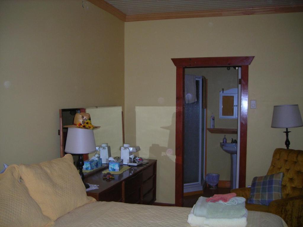 Des Hauteurs Et Cafe De La Place Bed & Breakfast