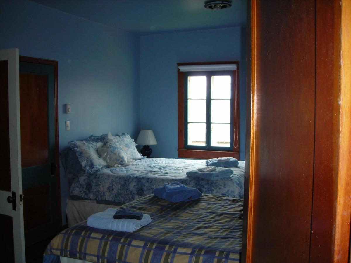 Des Hauteurs Et Cafe De La Place Bed & Breakfast 4*